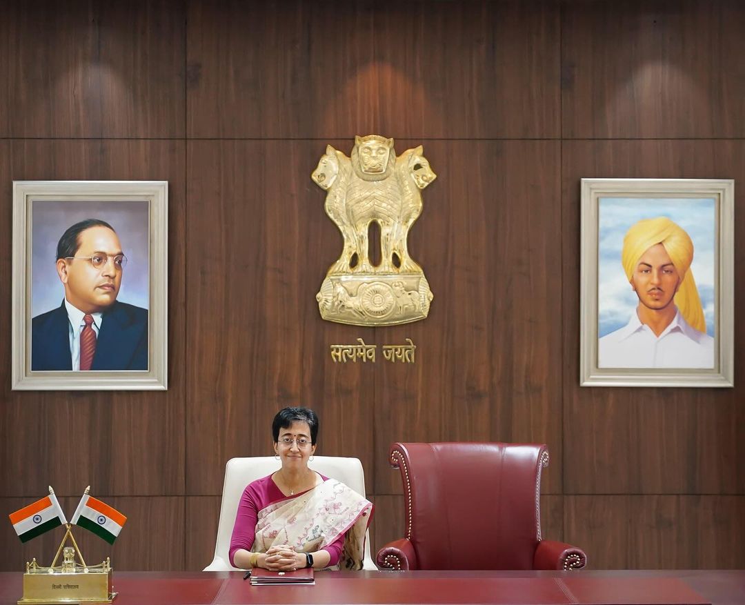 आज मैंने दिल्ली के मुख्यमंत्री की ज़िम्मेदारी सँभाली है। आज मेरे मन में वो ही व्यथा है जो भरत के मन में थी जब उनके बड़े भाई भगवान श्री राम 14 साल के वनवास पर गए थे, और भरत जी को अयोध्या का शासन सँभालना पड़ा था। जैसे भरत ने 14 साल भगवान श्री राम की खड़ाऊँ रख कर अयोध्या का शासन सम्भाला, वैसे ही मैं 4 महीने दिल्ली की सरकार चलाऊँगी।