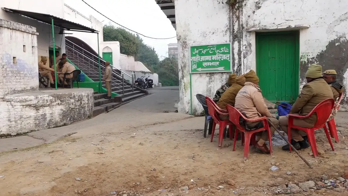 27 नवंबर, 2024 को उत्तर प्रदेश के संभल में शाही जामा मस्जिद के पास पुलिसकर्मी निगरानी रखते हैं | फोटो : पीटीआई