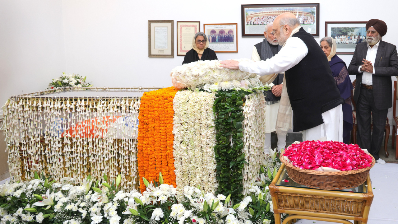 Dr. Manmohan Singh: राष्ट्र ध्वज में लिपटे डॉ. मनमोहन सिंह के पार्थिव शरीर को अंतिम श्रद्धांजलि देने के लिए बड़ी संख्या में लोग उमड़ पड़े