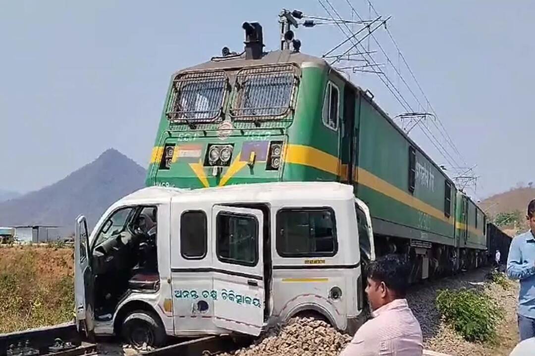 ODISHA NEWS: Ambulance carrying 8 patients stuck on railway track, dragged for 100 meters, all are safe, accident averted