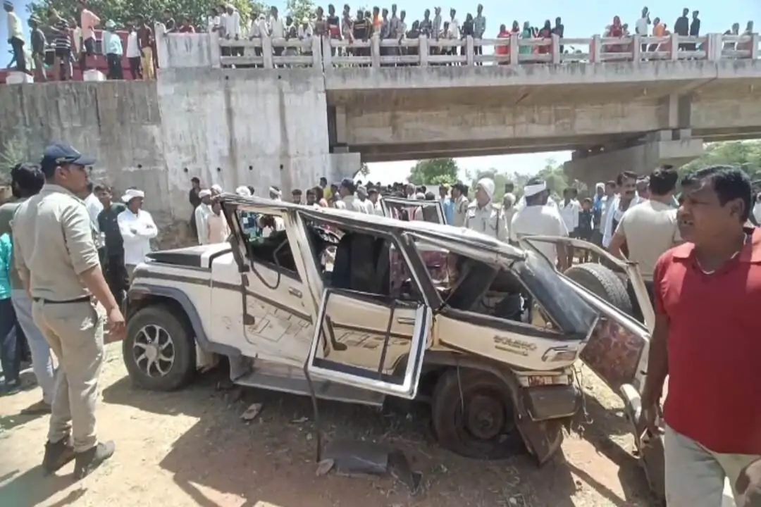 MP News: Painful road accident in Damoh, Bolero lost control and fell into the river from Mahadev Ghat bridge, eight people died