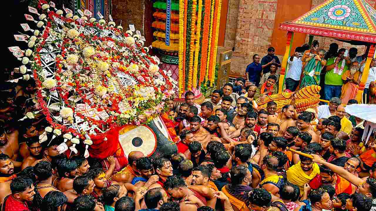 Jagannath Rath Yatra: Due to heavy crowd in Jagannath Rath Yatra, more than 600 devotees fell ill, taken to hospital by ambulance