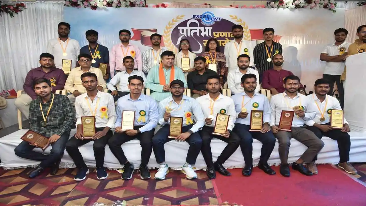 Prayagraj News: Hundreds of engineers and their parents who were successful in SSC JE were honored in Prayagraj district