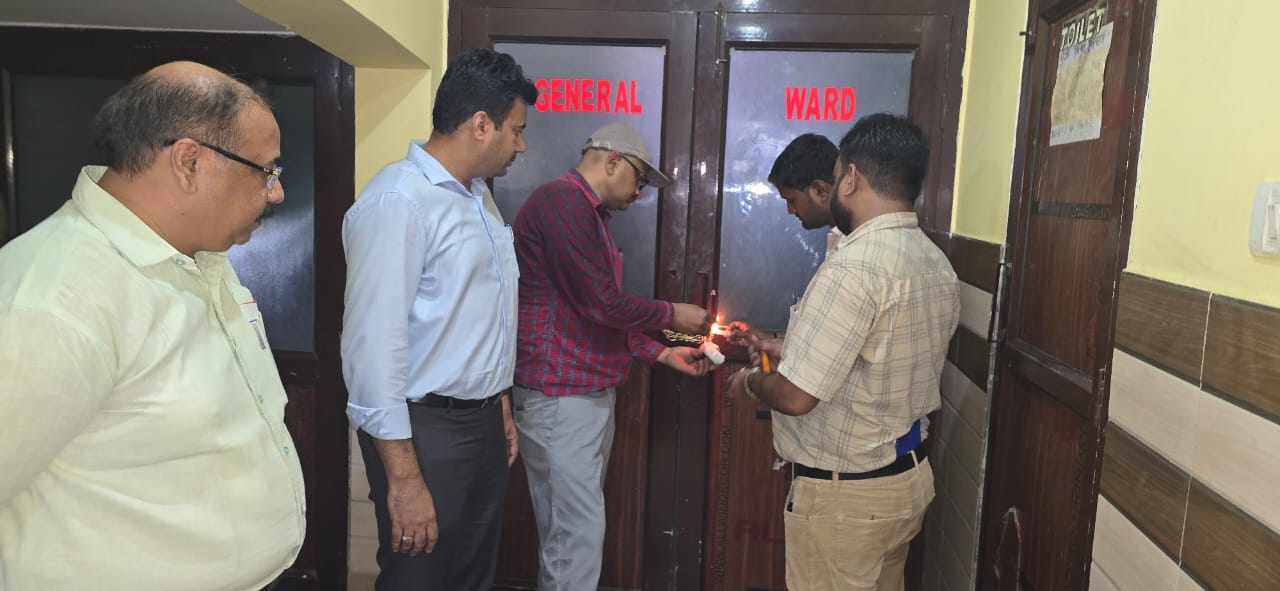 up naiws: nijee aspataal mein shishu kee maut, thaile mein shav lekar deeem kee chaukhat par pahuncha pita; aansuon ko dekh paseeja aphasaron ka dil up naiws: lakheemapur kheeree ke ek nijee aspataal mein ek bachche kee dukhad mrtyu ho gaee. laachaar pita bachche ke shav ko ek thaile mein lekar jilaadhikaaree ke paas pahuncha. usane adhikaariyon ko bataaya ki galat ilaaj ke kaaran navajaat kee jaan chalee gaee. isake baad, mukhy chikitsa adhikaaree aur up-jilaadhikaaree ne mahevaaganj sthit nijee aspataal ka daura kiya aur use turant seel kar diya. up naiws: lakheemapur kheeree ke mahevaaganj mein ek nijee aspataal mein prasav se poorv ek mahila ke pet mein hee shishu kee mrtyu ho gaee. pita vipin gupta rote hue apane bachche ka shav ek thaile mein lekar shukravaar dopahar 12 baje jilaadhikaaree kaaryaalay pahunche. vahaan baithe mukhy vikaas adhikaaree abhishek kumaar aur mukhy chikitsa adhikaaree do. santosh gupta ne vipin kee baat sunee. vipin ne aspataal par galat ilaaj lagaane ka aarop lagaaya. isake baad, mukhy chikitsa adhikaaree aur up-vibhaageey majistret ghatanaasthal par pahunche. unhonne mahevaaganj ke goladaar hospital ko turant seel kar diya. vipin bheera kshetr ke nausar jogee gaanv ke nivaasee hain. unhonne bataaya ki unhonne apanee garbhavatee patnee roobee (27) ko bijua peeechasee mein bhartee karaaya tha. vahaan doktaron ne bataaya ki roobee kee haalat gambheer hai. unhonne use jila aspataal rephar kar diya. roobee kee bahan ne gaanv kee aasha kaaryakarta deepa ko saaree jaanakaaree dee. deepa ne roobee ko mahevaaganj ke goladaar hospital mein bhartee karaane kee salaah dee. isake baad vipin aur usake parivaar vaale budhavaar raat kareeb dhaee baje roobee ko lekar us aspataal mein pahunche aur bhartee karaaya. up naiws: nars ne patnee ko jabaran aspataal se baahar nikaala vipin ke anusaar, vahaan maujood do. hukooma gupta aur do. maneesh gupta ne usase 25,000 rupaye jama karane ko kaha. us samay usake paas keval 5,000 rupaye the, jo usane jama kara die. ilaaj ke dauraan roobee kee haalat bigadane lagee. yah dekhakar, brhaspativaar dopahar ko nars ne roobee ko jabaradastee aspataal se baahar nikaal diya. up naiws: shishu kee pet mein hee huee maut doosare nijee aspataal mein rubee ko le jaane par pata chala. shishu kee pet mein hee maut galat dava se huee thee. rubee ka opareshan kar mrt shishu ko nikaala gaya. is ghatana se dukhee vipin shukravaar dopahar shishu ke shav ko lekar deeem kaaryaalay pahuncha. pooree baat sunakar seeemo aur esadeeem sadar ashvanee kumaar sinh baithak chhodakar mahevaaganj aae. unhonne turant aspataal ko seel kar diya. up naiws: saahab ! bachche ko jinda kar do isakee maan ko kya javaab doonga bete ke khone ka gam lie pita dar-dar bhatakata raha. vipin, apane shishu ka shav ek thaile mein lie, deeem daphtar kee baithak mein pahuncha. vahaan maujood adhikaaree, thaile mein band shav dekhakar hairaan rah gae. vipin rote hue adhikaariyon ke paas gaya. vah bas yahee vinatee karata raha ki kisee tarah usake bachche ko bacha lo. bachche kee maan doosare aspataal mein hai. use bataaya gaya hai ki bachche kee haalat kharaab hai. iseelie use doosaree jagah bhartee karaaya gaya hai. up naiws: adhikaariyon ka bhee paseej gaya dil isakee maan ko kya javaab doon, aap hee bataie. peedit kee aapabeetee sunakar adhikaaree bhee dravit ho uthe. seeemo do. santosh gupta aur esadeeem sadar ashvinee kumaar sinh dalabal ke saath goladaar aspataal pahunche. unhonne peedit ko dhaandhas bandhaaya. teem ne jaanch padataal shuroo kee. deeem ko ghatana kee jaanakaaree dee gaee. unake aadesh par aspataal ko seel kar diya gaya. aspataal mein bhartee teen mareejon ko jila mahila aspataal sthaanaantarit kiya gaya. karmachaariyon ko aavashyak kaarravaee pooree karane ke nirdesh die gae. adhikaariyon ne bataaya ki jald hee avaidh aspataalon ke khilaaph abhiyaan chalaakar kaarravaee hogee. up naiws: prasoota ke ilaaj ka kharch uthaengee deeem deeem ke aadesh par, edeeem nyaayik anil kumaar rastogee apanee teem sang doosare nijee aspataal pahunche. unhonne vahaan bhartee roobee ke svaasthy kee jaanakaaree lee. doktaron ko roobee ko behatar ilaaj dene ka nirdesh diya gaya. deeem durga shakti naagapaal ne ilaaj ka poora kharcha uthaane kee baat kahee. unhonne parivaar vaalon ko bharosa dilaaya ki chinta na karen, jila prashaasan unake saath khada hai. up naiws: saat varsh ka hai ek beta vipin ke ghar saat saal baad khushiyaan aane vaalee theen, par yah pal bikhar gaya. vipin ka ek saat saal ka beta hai. ghar mein doosaree santaan ka aagaman hone vaala tha. mareej mein rakt kee kamee thee. opareshan mere aspataal mein nahin hua. prashaasan ne ekatarapha kadam uthaaya hai. seesee kaimare kee phutej se sab sach saamane aa jaega. vibhaag kisee bhee aspataal ka panjeekaran naveeneekaran nahin kar raha hai. isee kaaran mere aspataal ka bhee panjeekaran naveeneekaran nahin hua. maneesh kumaar, sanchaalak, goladaar hospital. goladaar hospital ko band kar diya gaya hai. yah kaarravaee aspataal ka panjeekaran ek saal se naveeneekrt na hone par huee hai. shav ko postamortam ke lie bheja gaya hai. riport aane ke baad aage kee kaarravaee tay hogee. aspataal mein ho rahe ilaaj kee bhee jaanch kee ja rahee hai. - do. santosh gupta, seeemo. Show more 4,311 / 5,000 UP News: Infant dies in private hospital, father reaches DM's doorstep with body in a bag; officers' hearts melt after seeing tears