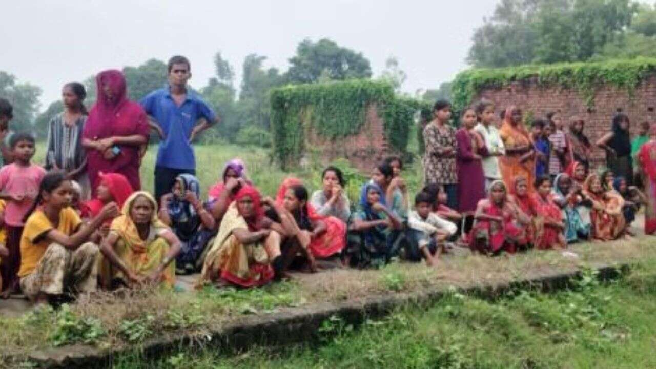 sultanpur naiws: gaanv ke kuchh ladakon ne milakar apane hee gaavan kee chhaatra ke saath kiya saamoohik dushkarm, kar dee hatya, sadak kinaare latakata mila shav sultanpur naiws: yoopee ke janapad sultaanapur ke ek gaanv bahalolapur mein gaanv ke hee kuchh yuvakon ne milakar chhaatra ke saath dushkarm karane ke baad usakee hatya kar dee, sadak kinaare latakata mila shav, hatya kee jataee ja rahee aashanka sultanpur naiws: bataaya jaata hai ki yah ghatana dinaank 31 agast 2025 kee subah kee hain. chhaatra ( shikha gupta ) ko theek usake ghar se lagabhag 50 meetar door gaavan ke hee kuchh ladakon dvaara badee nirdayata poorvak saamoohik dushkarm karane ke pashchaat usakee hatya kar chhote se ped se lataka diya gaya, jo ki gaavan ke hee 2-4 aam ladakon dvaara kiya gaya kukarm hain . ladakee ke pita dinesh gupta ka kahana hain ki najadeekee thaana aur apar pulis adheekshak ko rishvat mil jaane se is maamale mein koee kaaryavaahee nahin kee ja raheen, hamen gumaraah karane ka prayaas kiya ja raha hai aur kuchh din baad yah kesh bhee desh kee any shoshit betiyon kee tarah daba diya jaega. jabaki ham log hamaara chhota sa parivaar saboot aur qaatilon ke naam sahit sahayog karane ke lie pratibaddh hain. peedit parivaar ne prashaasan se betee ke hatyaaron ko kadee se kadee saja dilaakar nyaay dilaane kee maang kee sultanpur naiws: mrtak chhaatra ke parivaar ko nyaay dilaane kee maang pratinidhi mandal mein jilaadhyaksh raghuveer yaadav, isaulee vidhaayak mohammad taahir khaan, poorv vidhaayak anoop saanda, mahaasachiv salauddeen, dharmendr solankee, raam kumaar bhojavaal, pradeep gupta, jaanakee paal, praveen nishaad (saansad pratinidhi), isaulee vidhaanasabha adhyaksh svaameenaath yaadav, jila panchaayat sadasy raam shankar yaadav, prabha saksena aur any kaee sapa neta shaamil the. is ghatana ne ek baar phir suraksha aur nyaay ko lekar savaal khade kar die hain, aur sapa ne mrtak chhaatra ke parivaar ko nyaay dilaane ke lie apanee sakriyata badha dee hai. is maamale mein paartee ke netaon kee tatparata yah darshaatee hai ki ve nyaay aur paaradarshita ke lie pratibaddh hain. 1,758 / 5,000 Sultanpur News: Some village boys gang-raped and murdered a student from their own village; her body was found hanging on the roadside.