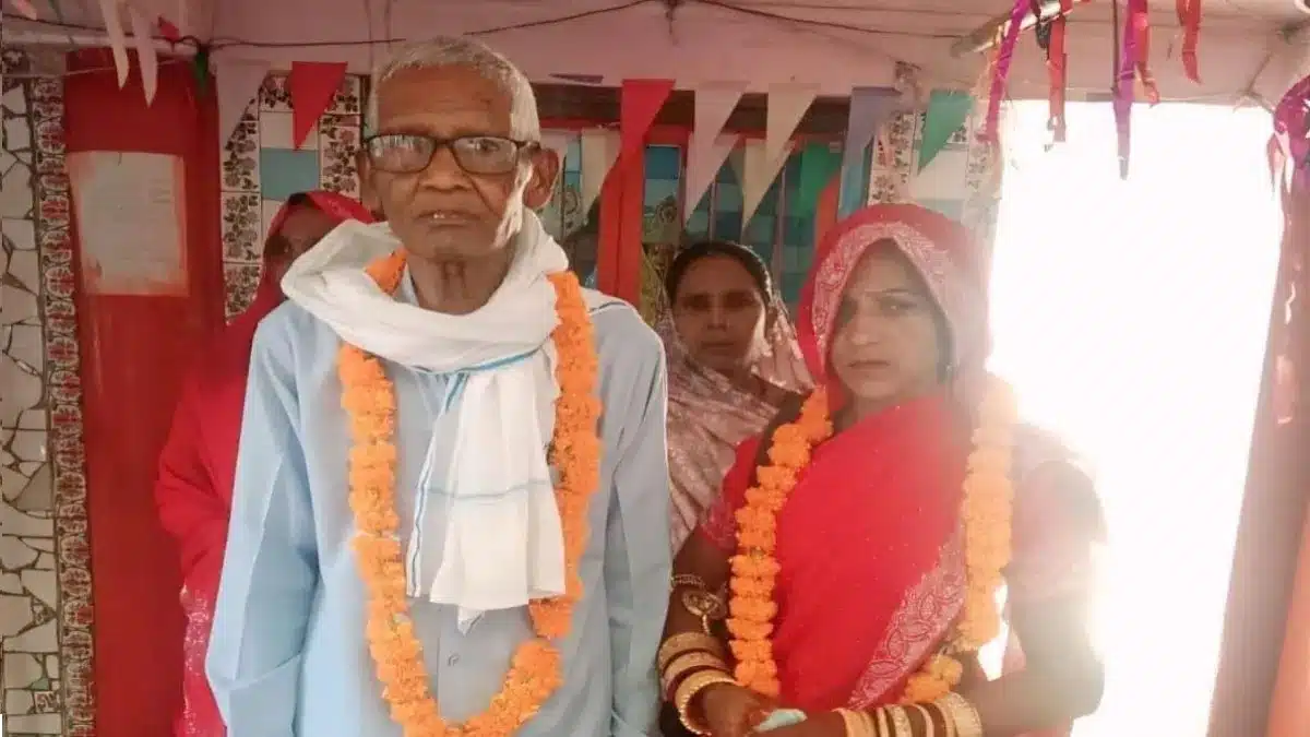 up jaunpur naiws: jaunapur mein bujurg kee aadhee umr kee dulhan se shaadee ke baad suhaagaraat par maut, pm riport mein aaee chaunkaane vaalee jaanakaaree up jaunpur naiws: jaunapur jile ke gaura baadashaahapur gaanv mein 75 varsheey sangaroo raam ne ek 35 varsheey mahila se vivaah kar liya. vah mahila pahale se hee do bachchon kee maan thee. shaadee ke baad suhaagaraat par sangaroo ne apanee naee patnee ko kheton kee khetee aur bachchon kee dekhabhaal ke baare mein bataaya. lekin agalee subah unakee haalat achaanak kharaab ho gaee. aspataal pahunchane par doktaron ne unhen mrt ghoshit kar diya. up tak naiws, jaunpur: shahar mein ek bujurg ne apanee aadhee umr kee mahila se shaadee kee. suhaagaraat ke dauraan unakee maut ho gaee. is ghatana ne poore ilaake mein charcha chhed dee. jaunapur jile ke gauraabaadashaahapur thaane ke kuchhamuchh gaanv ka yah maamala hai. parivaar vaalon ne shikaayat kee. phir shav ka postamortam hua. keraakat seeo ajeet sinh ne kaha. maut bren hemarej se huee. guruvaar kee riport mein thaana prabhaaree praveen yaadav ne bataaya. maut shok ya achaanak koma se aaee. pulis ne jaanch ke baad hee baakee baaten saaph bataeen. maut ke baad parivaar ne unakee achaanak maut par sandeh jataaya. is dauraan unhonne antim sanskaar karane se mana kar diya. maut kee spasht vajah jaanane ke lie postamortam karaaya gaya. tab yah maamala saamane aaya. kuchhamuchh ke sangaroo raam 75 saal ke the. ek saal pahale unakee patnee kee maut ho gayee thee. lambe samay saath nibhaane ke baad 74 kee umr mein vah chalee gaeen. sangaroo niraash ho gae. bachche na hone se patnee se gahara lagaav tha. usake jaane par umr ke is mod par bechainee badhee. saalon saath rahane ke baad akelaapan kathin lagane laga. din kaatana mushkil ho gaya. kuchh logon kee salaah milee. ekaant se raahat kee chaah mein unhonne phaisala liya. ab dobaara shaadee karenge. ghar basega. jeevan phir se khushahaal hoga. is ummeed se unhonne dulhan dhoondhee. kaee prayaason ke baad dulhan milee. naam tha manabhaavatee. umr 35 saal. pahale pati se do bachche the. phir bhee donon ne shaadee kee ichchha jataee. pahale kort mein gae. phir mandir mein shaadee kee. suhaagaraat par sangaroo ne samajhaaya. tanaav mat lo. main sab sambhaaloonga. khet-baadee se kamaee tak. bachchon par dhyaan do. parivaar vaalon ne kaha. sangaroo ne shaadee ke lie paanch bisva jameen bechee. paanch laakh rupaye mile. khareedaaree ke lie 20 hajaar die. manabhaavatee ka bhee doosara vivaah tha. bhavishy kee chinta jyaada na chalee. subah sooryoday ke saath tabeeyat bigadee. haalat itanee kharaab huee. aspataal le gae. aur aspataal mein doktaron ne unhen mrt ghoshit kiya. manabhaavatee ke lie shaadee kee khushee achhootee rah gayee. Show more 2,204 / 5,000 UP Jaunpur News: An elderly man in Jaunpur married a bride half his age and died on his wedding night, shocking information revealed in the PM report.