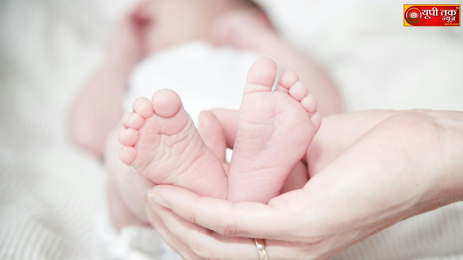 maharashtr naiws: 7 din ke navajaat ka 6 laakh mein sauda karane vaale paanch aaropiyon ko giraphtaar kiya gaya hai, pulis maan kee talaash mein sakriy hai. maharashtr naiws: mahaaraashtr ke thaane mein pulis ne maanav taskaree ka pardaaphaash karate hue 7 din ke navajaat ko 6 laakh mein bechane kee koshish kar rahe paanch logon ko giraphtaar kiya hai. entee hyooman traiphiking sel ne badalaapur mein jaal bichhaakar yah kaarravaee kee. aaropiyon ne yoopeeaee se tokan raashi lee thee. pulis ko bade raiket ka sandeh hai aur ve bachche kee jaivik maan kee talaash kar rahe hain. maharashtr naiws: mahaaraashtr ke thaane mein pulis ne maanav taskaree kee ek gambheer ghatana ka pardaaphaash kiya gaya hai. is maamale mein ek saat din ke navajaat shishu ko chhah laakh rupaye mein bechane kee koshish kar rahe paanch logon ko giraphtaar kiya gaya hai. adhikaariyon ke anusaar, shahar pulis kee entee hyooman traiphiking sel ko is raiket kee soochana milee thee, jisake baad budhavaar raat badalaapur pashchim kshetr ke ek hotal ke paas jaal bichhaaya gaya. pulis ne ek nakalee khareedaar ke jarie saude kee pushti karaee. aaropiton ne navajaat ko bechane ke lie 20 hajaar rupaye upi ke jarie tokan raashi ke roop mein lie the, jabaki shesh 5.8 laakh rupaye nakad mein lene kee yojana thee. jaise hee saude kee pushti huee, pulis teem mauke par pahunchee aur lenaden ke lie aae sabhee paanch aaropiton ko giraphtaar kar liya. is giroh kee ek any mahila sadasy pharaar hai. aaropiton kee pahachaan 36 varsheey shankar sambhaajee manohar, jisane nakad raashi lee, 35 varsheey reshama shahaabuddeen shekh, jisane shishu ko praapt kiya, igatapuree sthit ejent nitin sambhaajee manohar aur shekhar ganesh jaadhav aur mumbee ke maanakhurd sthit ejent aasiph chand khaan ke roop mein huee hai. badalaapur (pashchim) pulis steshan ke ek varishth adhikaaree ne kaha, hamen sandeh hai ki yah ni:santaan dampatiyon ko navajaat shishuon ke apaharan aur bikree se jude ek bade ghotaale ka hissa hai. ham jaivik maan kee pahachaan karane ka prayaas kar rahe hain. 1,690 Maharashtra News: Five accused arrested for selling a 7-day-old baby for Rs 6 lakh; police actively searching for the mother.