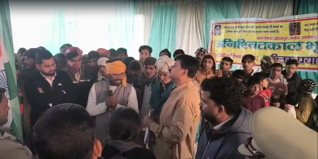 Budaun News: Hunger Strike Continues for the Fifth Day in Asafpur Demanding Road Construction