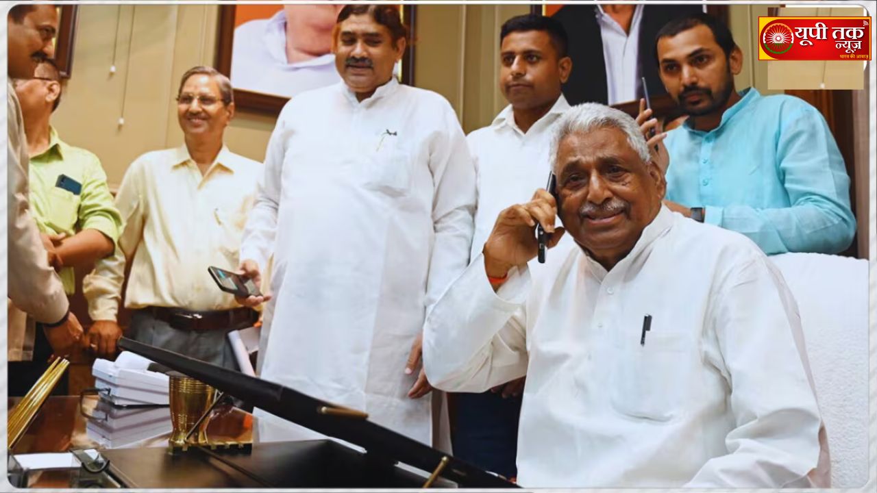 prayagraj naiws: maagh mele mein mulaayam sinh yaadav kee pratima sthaapit karane ke vivaad mein ek naya mod aaya hai! jab maata prasaad paandey pahunche, to yah sab ho gaya. prayagraj naiws: prayaagaraaj maagh mele mein samaajavaadee paartee ke sansthaapak mulaayam sinh yaadav kee pratima lagaane ko lekar shuroo hua vivaad ab ek bade siyaasee takaraav mein badal gaya hai. shivir mein ab netaajee mulaayam jee kee pratima kee jagah raadha-krshn kee moorti sthaapit kee gaee hai. is beech maagh mele pahunche neta pratipaksh maata prasaad paandey ne sarakaar par hamala bolate hue ise dar kee raajaneeti karaar diya hai. prayagraj, up tak naiws: prayaagaraaj mela praadhikaran dvaara jaaree notis ke baad yah spasht ho gaya hai ki maagh mele ke mulaayam sinh yaadav smrti seva sansthaan shivir mein sapa sansthaapak kee pratima nahin lagaee jaegee. isake sthaan par shivir mein raadha aur krshn kee moorti yagyashaala mein sthaapit kar dee gaee hai. is jaanakaaree ko maagh mele mein pahunche neta pratipaksh maata prasaad paandey ne saajha kiya hai. shivir ka nireekshan karane pahunche maata prasaad paandey ne sarakaar par aarop lagaate hue kaha ki pichhale kumbh mele mein mulaayam sinh kee pratima sthaapit kee gaee thee. lekin ab samaajavaadee paartee ke badhate prabhaav se darakar shivir ke sansthaapak sapa neta sandeep yaadav ke khilaaph aaparaadhik maamale darj karae gae hain aur unake khilaaph gunda ekt kee kaarravaee kee gaee hai. prayagraj naiws: mulaayam sinh yaadav smrti seva sansthaan mein thaharane kee vyavastha neta pratipaksh maata prasaad paandey ne kaha hai ki mulaayam sinh yaadav smrti seva sansthaan mein kisee tarah ka koee raajaneetik kaaryakram nahin ho raha hai. unhonne kaha hai ki kaanoon vyavastha aur mela prashaasan ke vichaar ko dekhate hue hamane mulaayam sinh yaadav kee moorti na rakhane ka phaisala kiya gaya hai. unhonne kaha ki shivir mein ab raadha krshn kee moorti laga dee gaee hai. is dauraan unhonne ye bhee kaha ki mulaayam sinh yaadav smrti seva sansthaan mein vibhinn dhaarmik aayojan kie jaenge. isake saath hee yahaan par aane vaale logon ke thaharane kee bhee vyavastha bhee kee gaee hai. isake alaava yahaan par logon ke lie bhandaare ka bhee aayojan kiya jaega. prayagraj naiws: sapa neta sandeep yaadav ko bina vajah pareshaan kiya ja raha hai. vaheen shivir ke sansthaapak sapa neta sandeep yaadav ke khilaaph gunda ekt ke tahat kee gaee kaarravaee par maata prasaad paandey ne kaha ki sandeep yaadav koee gunda nahin hai, balki ek raajaneetik kaaryakarta hain. vah shahar uttaree vidhaanasabha se chunaav lad chuke hain. unhonne kaha ki sandeep yaadav par jo mukadame hain, ve lokataantrik prakriya mein kie gae aandolanon ke sambandh mein darj kie gae hain. unhonne yah bhee kaha ki aise mukadame diptee seeem keshav prasaad maury aur mukhyamantree yogee aadityanaath par bhee darj kie gae the. unhonne bhaajapa sarakaar par taanaashaahee ka aarop lagaate hue kaha ki sapa kaaryakartaon par is tarah ke mukadame likhakar unhen bevajah pareshaan kiya ja raha hai. prayagraj naiws: prayaagaraaj maagh mela mulaayam sinh yaadav vivaad kya hai prayaagaraaj ke maagh mela 2026 mein samaajavaadee paartee ke sansthaapak mulaayam sinh yaadav kee pratima lagaane ko lekar ek bada raajaneetik aur dhaarmik vivaad khada ho gaya hai. is vivaad ke mukhy bindu nimnalikhit hain: vivaad ka mukhy kaaran 1. pratima sthaapana par rok: mulaayam sinh yaadav smrti seva sansthaan dvaara maagh mela kshetr ke ek shivir mein mulaayam sinh yaadav kee pratima sthaapit karane aur usaka lokaarpan karane kee yojana thee. 2. prashaasan ka notis: prayaagaraaj mela praadhikaran ne 30 disambar 2025 ko aayojakon ko notis jaaree kar pratima lagaane par rok laga dee. praadhikaran ka tark hai ki dhaarmik mele mein gair-dhaarmik aur raajaneetik gatividhiyaan mela niyamon aur paramparaon ke viruddh hain. vibhinn pakshon kee pratikriyaen 1. saadhu-santon ka virodh: kaee hindoo santon aur akhil bhaarateey akhaada parishad ne is par kadee aapatti jataee. unaka kahana hai ki sangam kee pavitr retee par keval devee-devataon kee moortiyaan honee chaahie, raajanetaon kee nahin. kuchh santon ne mulaayam sinh yaadav ke kaaryakaal ke dauraan kaarasevakon par huee phaayaring kee ghatana ka havaala dete hue unhen "hindoo virodhee" bataaya aur unakee pratima ka virodh kiya. 2. samaajavaadee paartee ka rukh: sapa adhyaksh akhilesh yaadav aur neta pratipaksh maata prasaad paandey ne ise "raajaneetik pratishodh" karaar diya. sapa ka tark hai ki yadi 2025 ke mahaakumbh ke dauraan isee shivir mein pratima lagaee ja sakatee thee, to ab maagh mele mein is par aapatti kyon hai. vartamaan sthiti (janavaree 2026) vivaad ka samaadhaan: kisee bhee takaraav se bachane ke lie akhilesh yaadav ke nirdesh par sapa ne shivir mein mulaayam sinh yaadav kee pratima na lagaane ka phaisala kiya hai. vikalp: ab mulaayam sinh yaadav kee pratima ke sthaan par shivir mein bhagavaan shree raadha-krshn kee moorti sthaapit kee gaee hai. kaanoonee kaarravaee: prashaasan ne shivir ke aayojak sandeep yaadav ke khilaaph "gunda ekt" ke tahat bhee kaarravaee kee hai, jise sapa ne sarakaar kee damanakaaree neeti bataaya hai. 4,311 Prayagraj News: A new twist has emerged in the controversy surrounding the installation of a statue of Mulayam Singh Yadav at the Magh Mela! This all happened when Mata Prasad Pandey arrived.