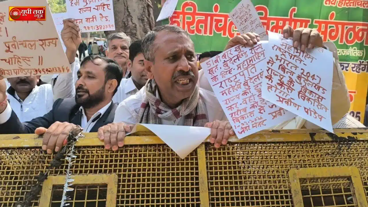 up naiws: uttar pradesh ke punargathan qee maang ne phir pakada jor, khoon se likhee takhtee lekar raashtrapati bhavan qee or kooch kar rahe aandolanakaariyon se pulis qee jhadap up naiws: uttar pradesh ke punargathan qee maang ne phir pakada jor, khoon se likhee takhtee lekar raashtrapati bhavan qee or kooch kar rahe aandolanakaariyon se pulis qee jhadap. bajat seshan ka havaala de pulis ne bal poorvak roka. aaiye jaanate hain pooree khabar vistaar se naiw dailhi, up tak naiws: ravivaar 1 pharavaree jantar- mantar par uttar pradesh ke punargathan qee maang ne phir pakada jor. khoon se likhee takhtee lekar raashtrapati bhavan qee or kooch kar rahe aandolanakaariyon kee pulis se huee jhadap. bajat seshan ka havaala de pulis ne bal poorvak roka. up naiws: khoon se likhee takhtiyaan lekar pahunche pradarshanakaaree ravivaar. jantar-mantar. uttar pradesh ko vibhaajit kar poorvaanchal, bundelakhand evan pashchimaanchal ko prthak raajy banaaye jaane qee maang phir se jor pakadane lagee hai. ravivaar ko poorvaanchal raajy janaandolan, bundelakhand raashtr samiti, pashchim pradesh nirmaan morcha sahit anekon sangathanon ke sainkadon kaaryakartta subah se hee jantar mantar par ekatr hone lage, mauka tha raashtreey raajy punargathan parisangh ke bainar tale uttar pradesh ka punargathan kar poorvaanchal, bundelakhand evan pashchimaanchal ko prthak raajy banaaye jaane qee maang ko lekar khoon se likhee takhtiyaan evan gyaapan lie jantar mantar se raashtrapati bhavan qee or karttavy maarch ka. pradarshan kaaree apane apane haathon mein apane apane raajyon qee maang ko lekar khoon se likhen slogan qee takhtiyaan lie hue poore josh se naare baajee kar rahe the. tay samay par pradarshanakaaree poorvaanchal raajy janaandolan ke raashtreey adhyaksh anuj raahee hindustaanee, bundelakhand raashtr samiti ke raashtreey adhyaksh praveen paandey, pashchim pradesh nirmaan samiti ke kendreey mahaasachiv karnal sudheer chaudharee, bundelakhand utsav samiti ke adhyaksh raajan dhameriya, poorvaanchal kala sangam ke adhyaksh sooraj nirmal, poorvaanchal chhath samiti ke adhyaksh pankaj jha, bundelakhand raashtr samiti ke pradesh adhyaksh yagyesh gupta, poorvaanchal raajy janaandolan ke mukhy kaaryakaaree sanyojak raajesh paandey vijeta, pashchim pradesh nirmaan morcha ke kendreey adhyaksh satyapaal sinh yaadav aadi ke netrtv mein jantar mantar se raashtrapati bhavan qee or kooch karane ko aage badhe lekin bamushkil 100 meetar hee badhe rahe honge ki jantar mantar ko gher bairiketing lagae khadee pulis phors ne unhen rok diya. vahaan upasthit chaukee prabhaaree jeetendr kumaar ne pradarshanakaariyon ko yah kahate hue samajhaane qee koshish karee ki bajat satr chalane ke kaaran aapako aage jaane qee anumati nahin dee ja sakatee jis par pradarshanakaaree bhadak gaye aur bairiketing tod kar aage jaane ka prayaas karane lage vaheen kuchh pradarshanakaaree bairikeds par chadh gaye jisake chalate pradarshanakaariyon aur pulis ke beech teekhee jhadap huee lekin pulis ne bal poorvak sabhee ko aage jaane se rok diya jisake baad pradarshanaakaree vaheen baith kar naarebaajee karane lage. jisake baad varishth adhikaariyon ne samajha bujha kar pradarshanakariyon se is aashvaasan ke saath gyaapan liya ki gyaapan uchit maadhyam se raashtrapati mahodaya ko pahuncha diya jaega. is mauke par meediya se baat cheet karate hue anuj raahee hindustaanee ne kaha ki prthak poorvaanchal raajy qee maang ko lekar vyaapak janabhaavana judee huee hai jisaka sammaan karana sarakaar ka sanvaidhaanik kartavy hai, ham poorvaanchal qee jan bhaavana ko aavaaj de rahe hain aur hamen raashtrapati mahodaya jo gyaapan dene jaane se rokana durbhaagyapoorn hai. praveen paandey ne kaha ki khoon se takhtee likhane vaale jaroorat padane par bundelakhand ke lie apana khoon bhee bahaane se bhee peechhe nahin hatenge, unhonne kaha ki jan bhaavana ko sansad mein uthaana jan pratinidhiyon qee jimmedaaree hai lekin vo apanee jimmedaaree nahin nibha rahe, is bajat satr ke dauraan ham unake aavaas qee parikrama laga kar unako unakee jimmedaaree yaad dilaenge. karnal sudheer chaudharee ne kaha ki sarakaar 2047 mein bhaarat ko vikasit raashtr banaane qee baat kar rahee hai lekin ham sarakaar se jaanana chaahate hain ki isake lie sarakaar ka rod maip kahaan hain, kya koee isaka bloo print taiyaar hai, unhonne daava kiya ki vishaalakaay raajyon ke punargathan ke bina bhaarat ko vikasit raashtr nahin banaaya ja sakata. maroo pradesh nirmaan morcha ke padaadhikaaree edavoket jayant mund ne kaha ki raajasthaan ke maroo kshetr mein paryatan vikaas qee apaar sambhaavanaen hain lekin isake lie vishesheekrt neetiyon qee jaroorat hai jo prthak raajy mein hee sambhav hongee. pradarshan mein pramukh roop se sammilit rahe 3,897 UP News: Demand for the reorganization of Uttar Pradesh gains momentum again; protesters carrying placards written in blood clash with police while marching towards Rashtrapati Bhavan